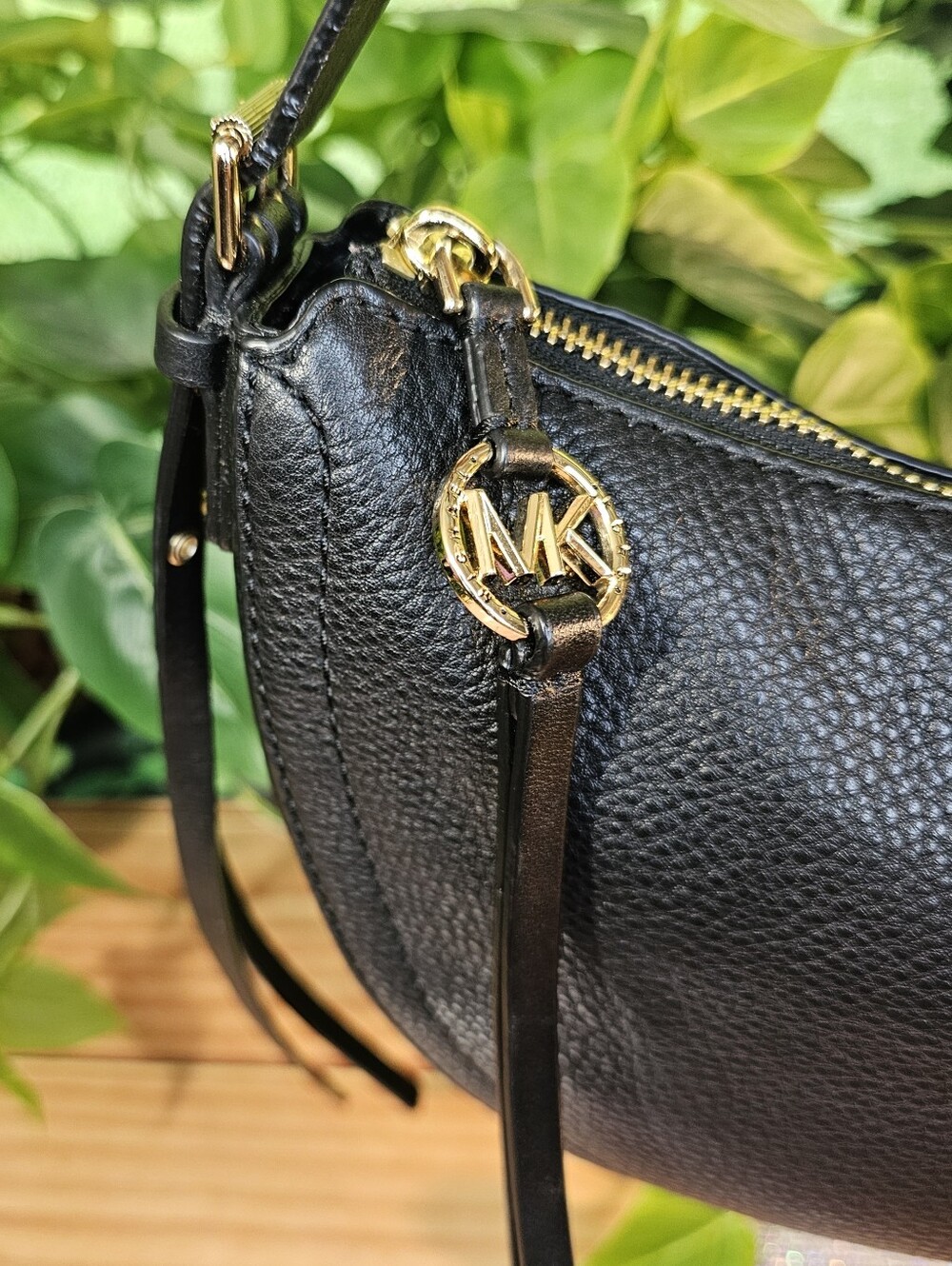 Michael Kors Black Pebbled Leather Crescent Crossbody Shoulder Bag Gold Hardware - Picture 6 of 11